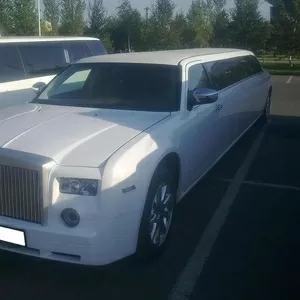 Элитный лимузин Chrysler 300C (Rolls-Royce) белого цвета с водителем.