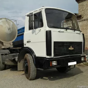 Седельный тягач МАЗ с прицепом цистерной цементовозом