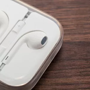 Продам оригинальные наушники Earpods.