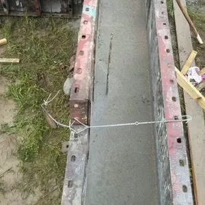 Опалубка бетон и рабочие 