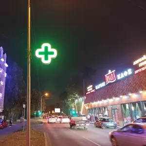Реклама вдоль дороги.