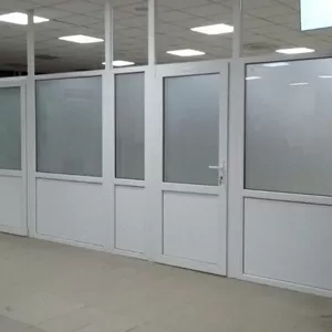 Перегородки пластиковые и алюминиевые.